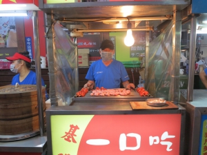 基隆廟口一口香腸